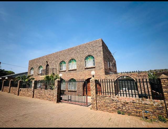 8 BEDROOM HOUSE FOR SALE IN LAUDIUM